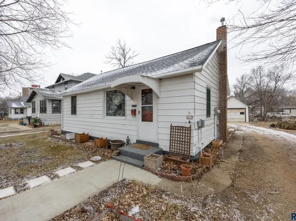 518 SE 1st St, Madison, SD 57042