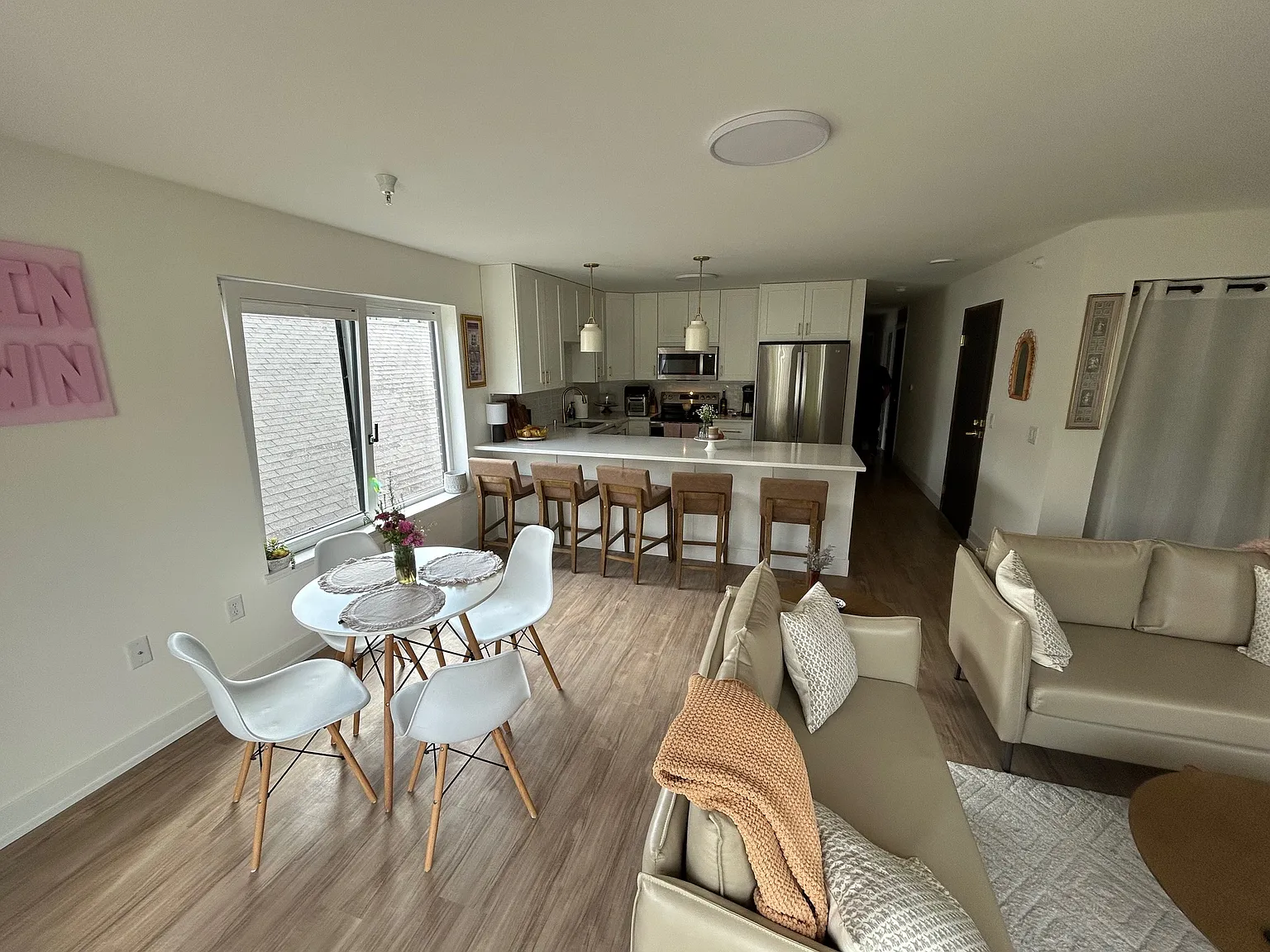 5 bed, 2000 sqft, $5,750 — Photo 2