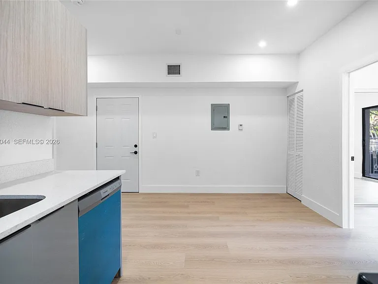 629 SW 10th Ave #6 — Photo 6