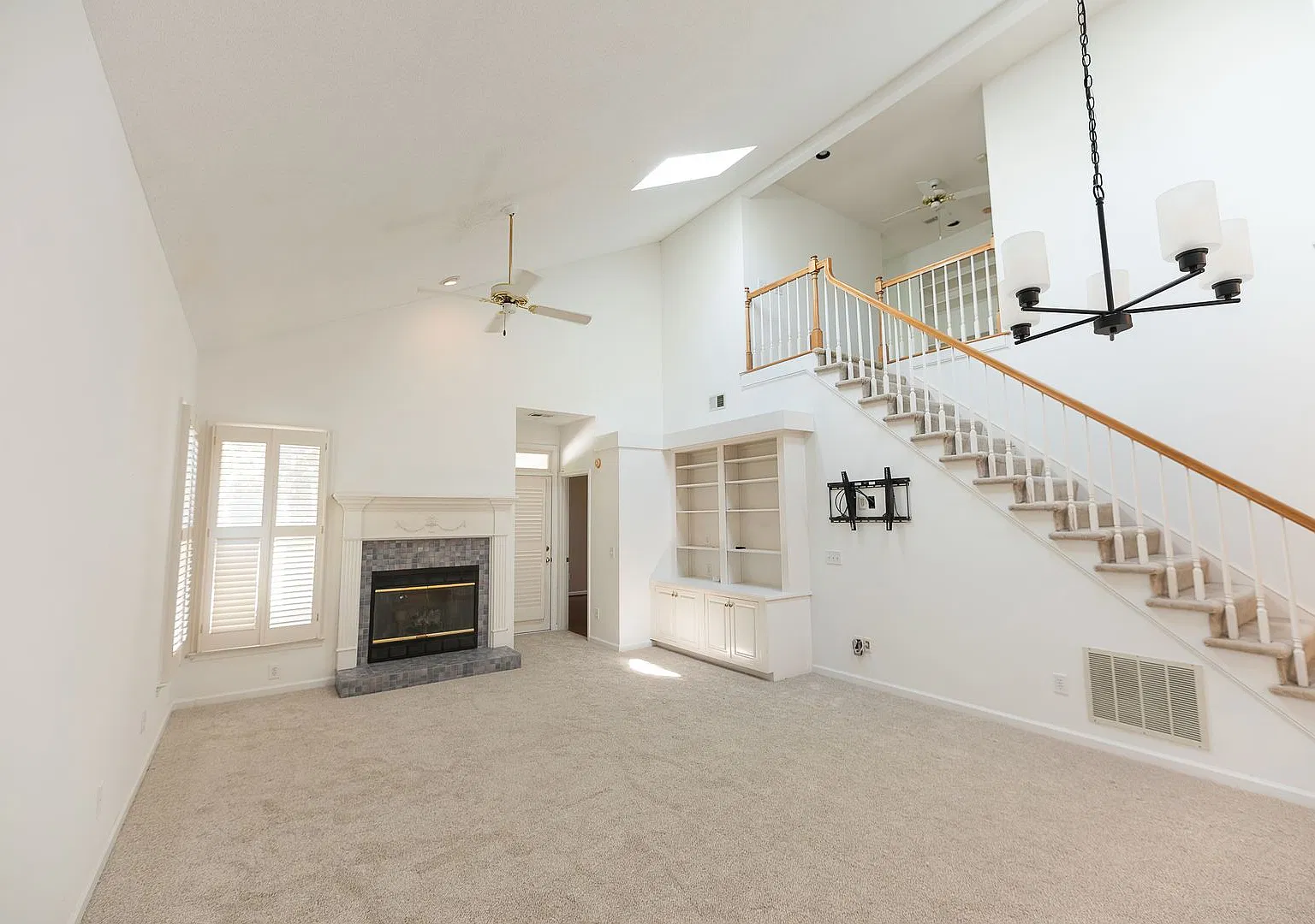 3 Bedroom Irving Park Village Home with Pond Views, Garage & Community Pool — Photo 3