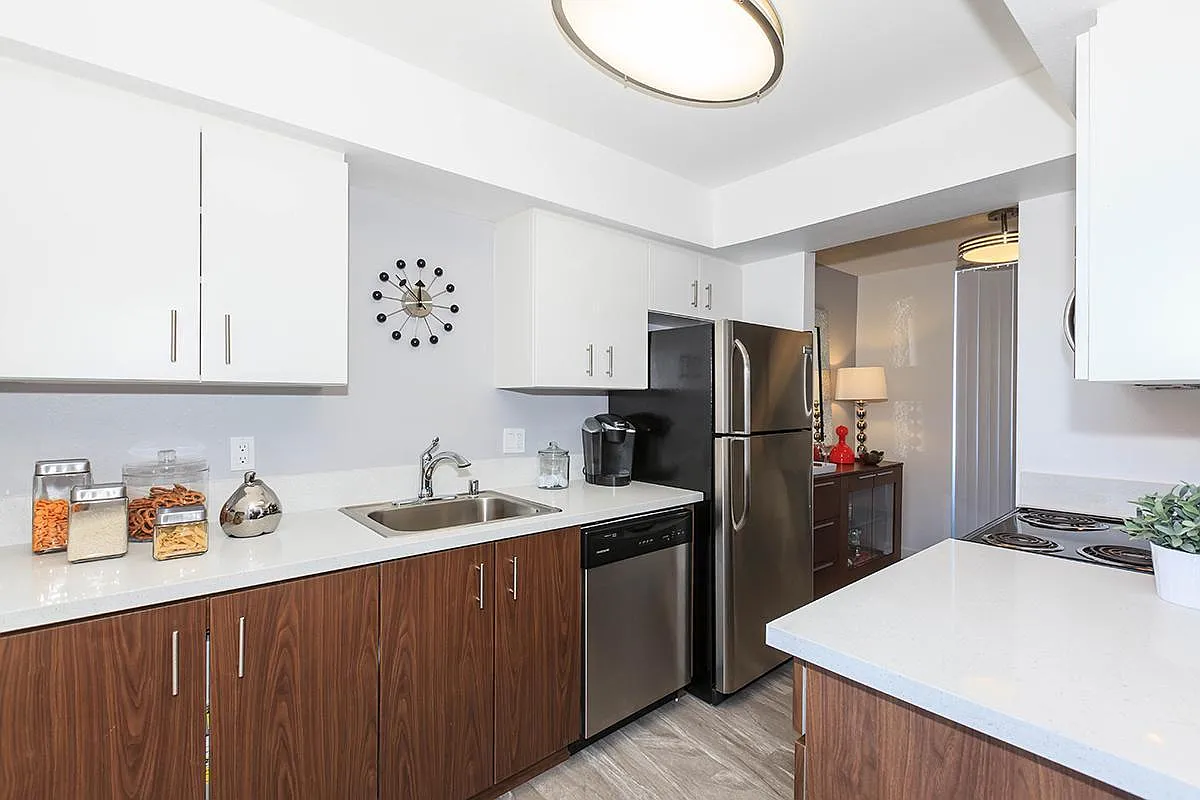 Latitude 33 — Photo 1