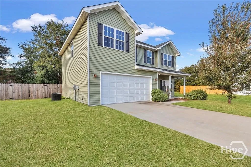 4 bed, 2.5 bath, 2197 sqft, $2,200 — Photo 2
