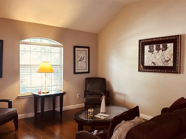 919 Wood Brook Dr, Grand Prairie, TX 75052