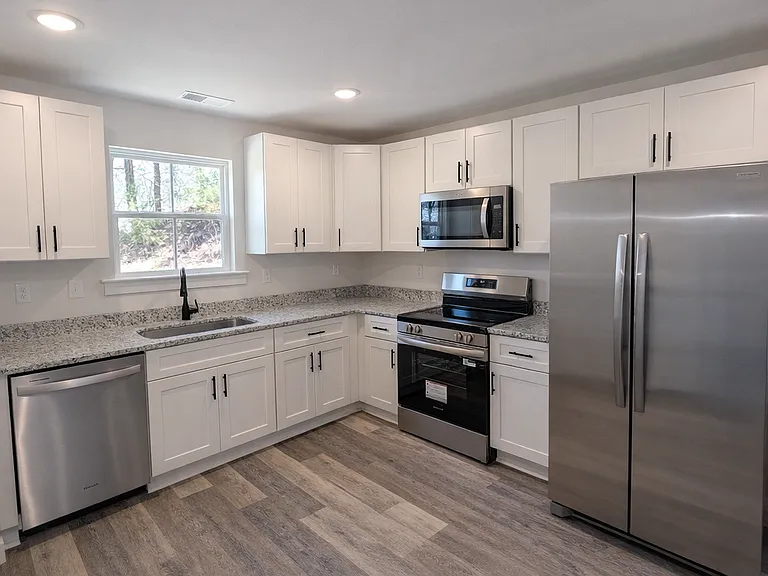 885 W 25th St — Photo 7