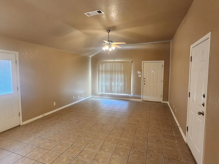 4805B Heather Ln — Photo 2