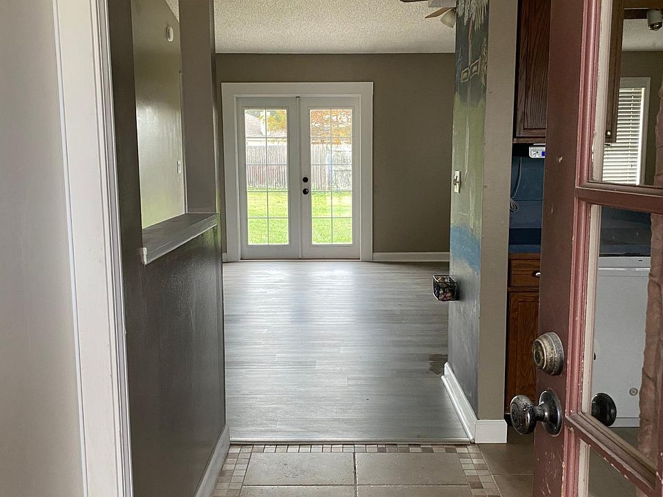1st image of 2967 Russell Oaks Dr