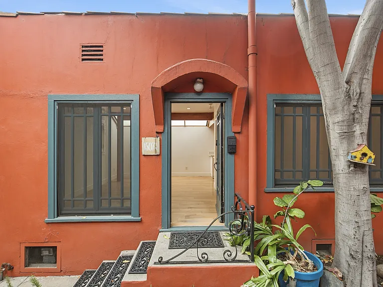 View of the entrance to the bungalow apartment