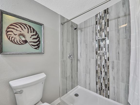4th image of 320 Woodside Dr