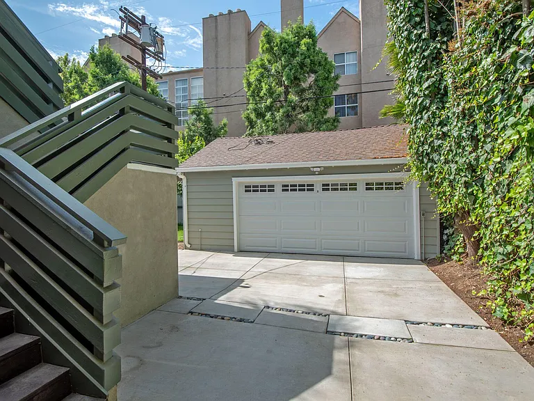 10624 Bloomfield St — Photo 25