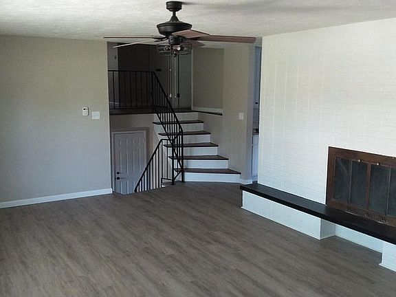 5th image of 800 Debby Ln E