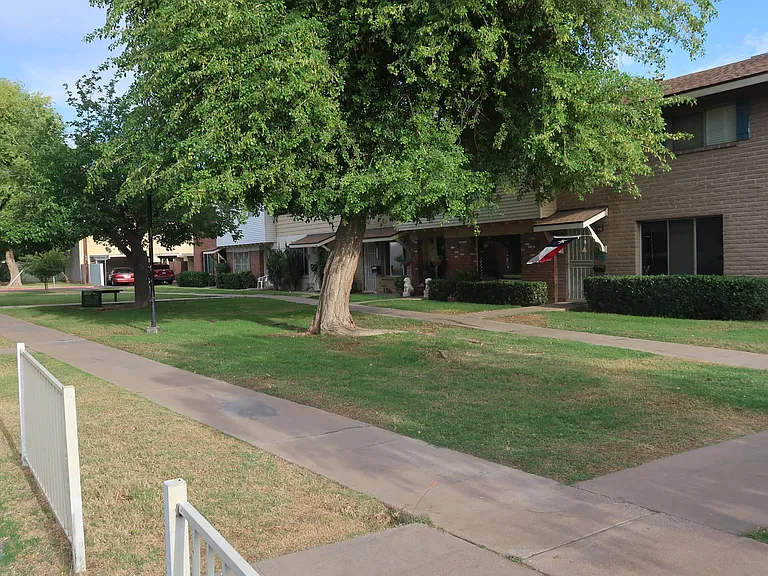 1627 W Hazelwood St — Photo 2