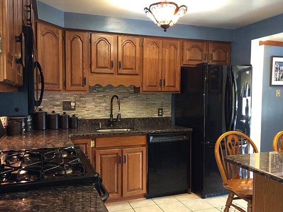 3rd image of 114 Oak Heights Dr