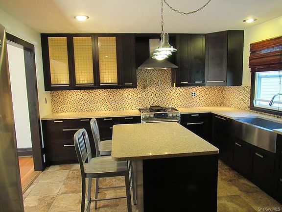 4th image of 3 Brookside Dr W