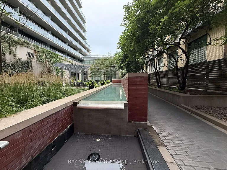 775 King St W #418 — Photo 16