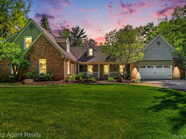 2411 Farmbrook Trl, Oxford, MI 48370
