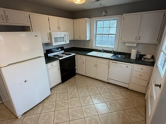 3rd image of 2141 Stonehaven Rd