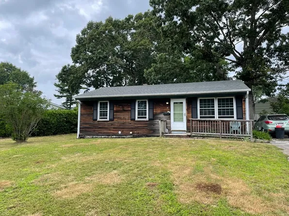 31 Holly Tree Ln, New Bedford, MA 02745
