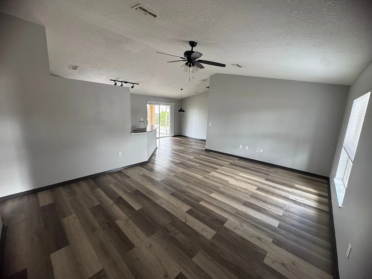 Beautifully Remodeled 3/2 In Spring Hill — Photo 3