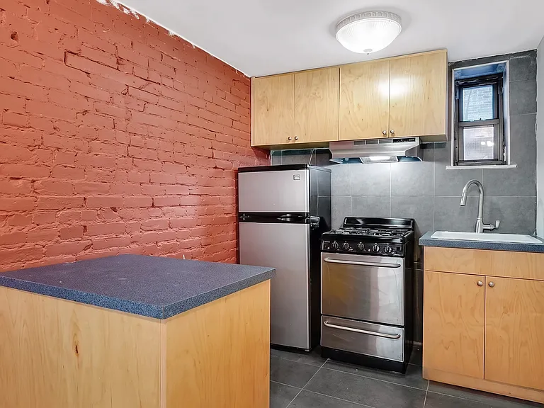 156 E 39th St #2 — Photo 5