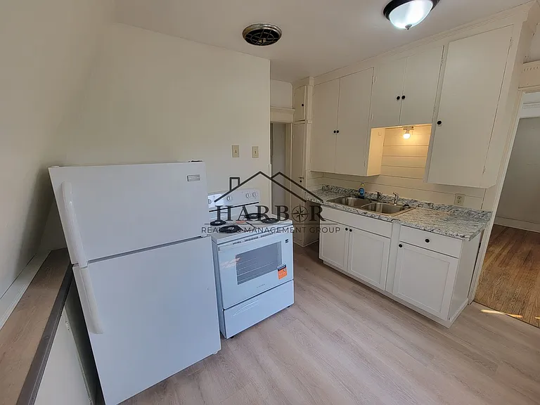 711 1st Dr NW #B — Photo 1