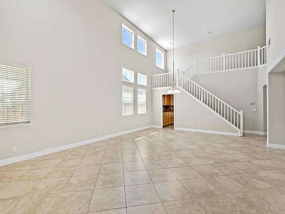4th image of 217 Magpie Ct