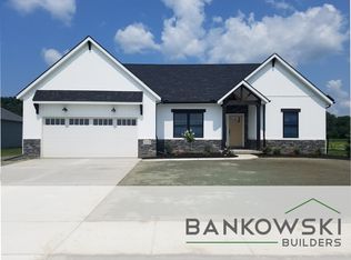 8274 Twin Creek Cir, Temperance, MI 48182