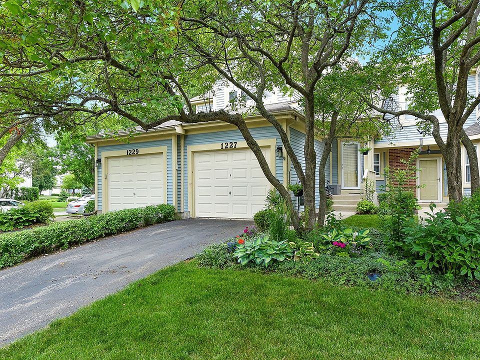 Beautiful curb appeal on the townhome that is just minutes from downtown Naperville, near tons of sh