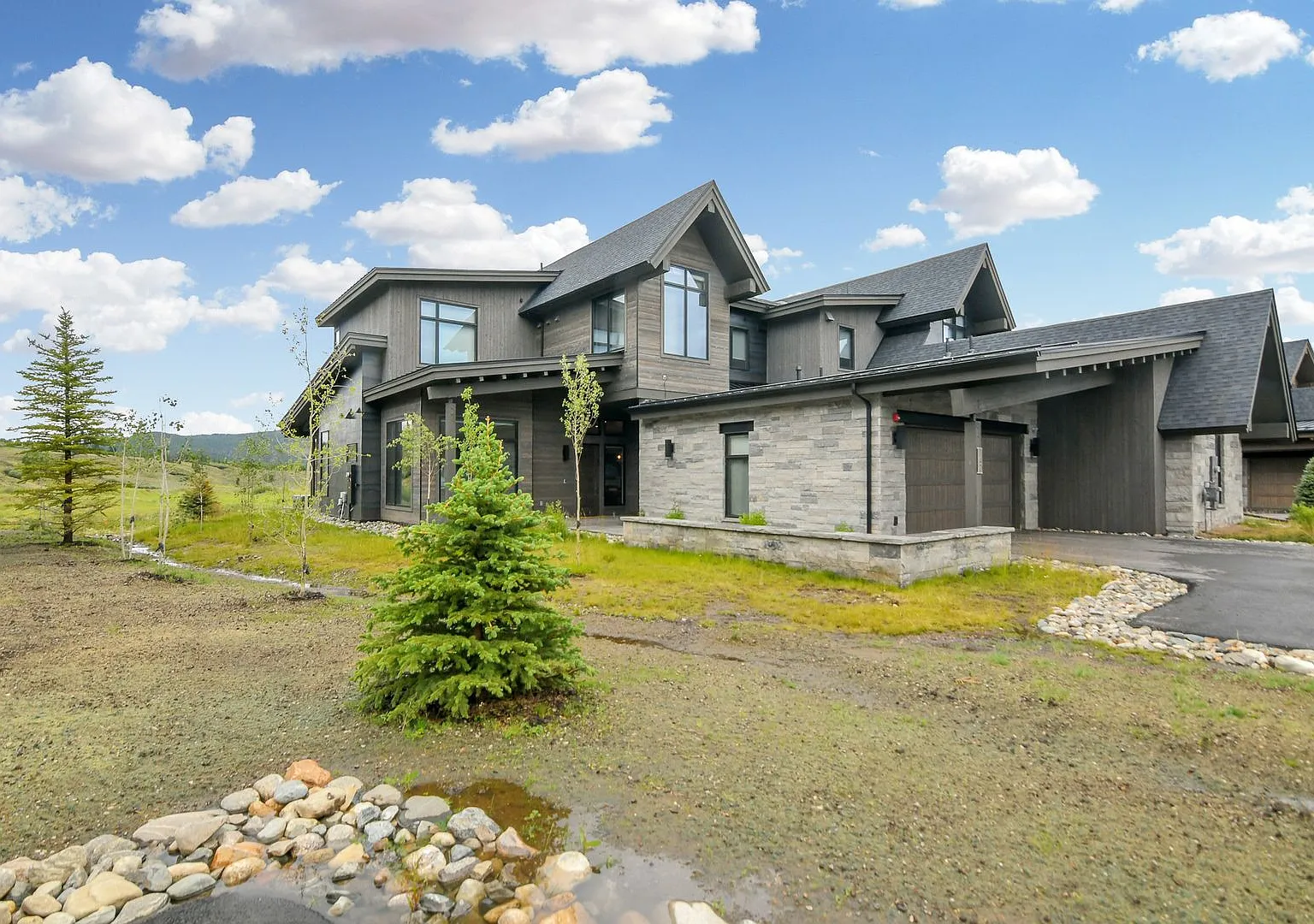 All utilities included! Luxury rental is an entertainers dream! Space, views, amenities, easily g... — Photo 1