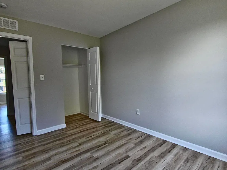 546 Wellington Ct — Photo 14