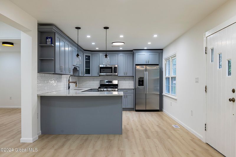 4th image of 1025 Peter Road