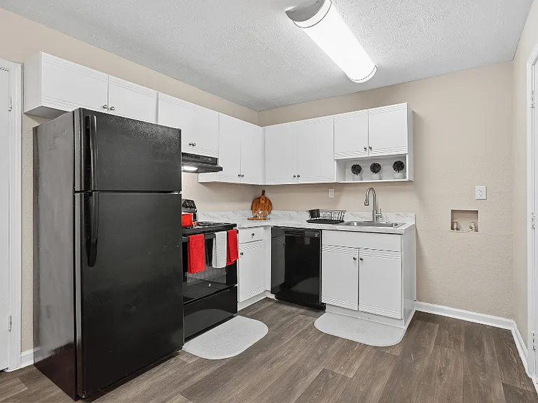 Brentwood Apartments — Photo 4