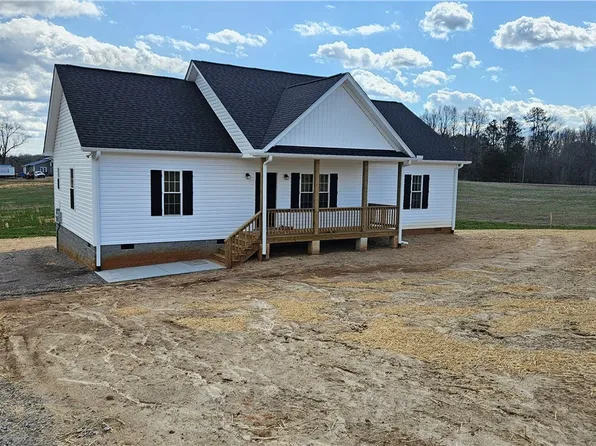 1960 E Courthouse Rd, Blackstone, VA 23824
