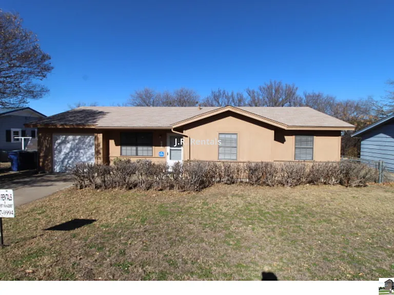 803 Michelle Dr — Photo 3