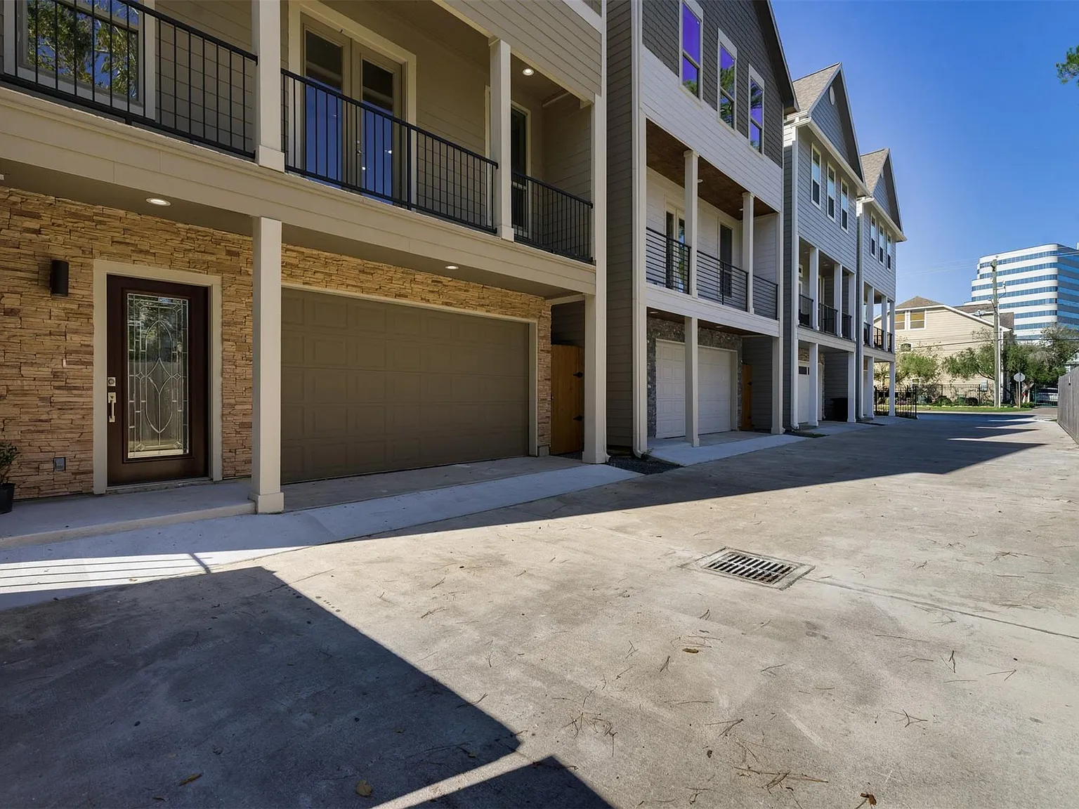 3 bed, 3.5 bath, 2252 sqft, $3,600 — Photo 2