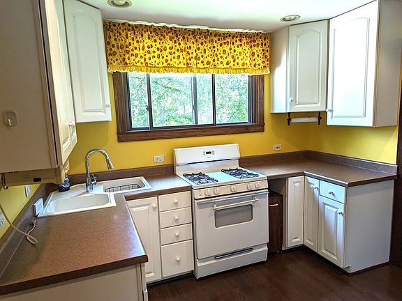 4th image of N590 Pleasant St