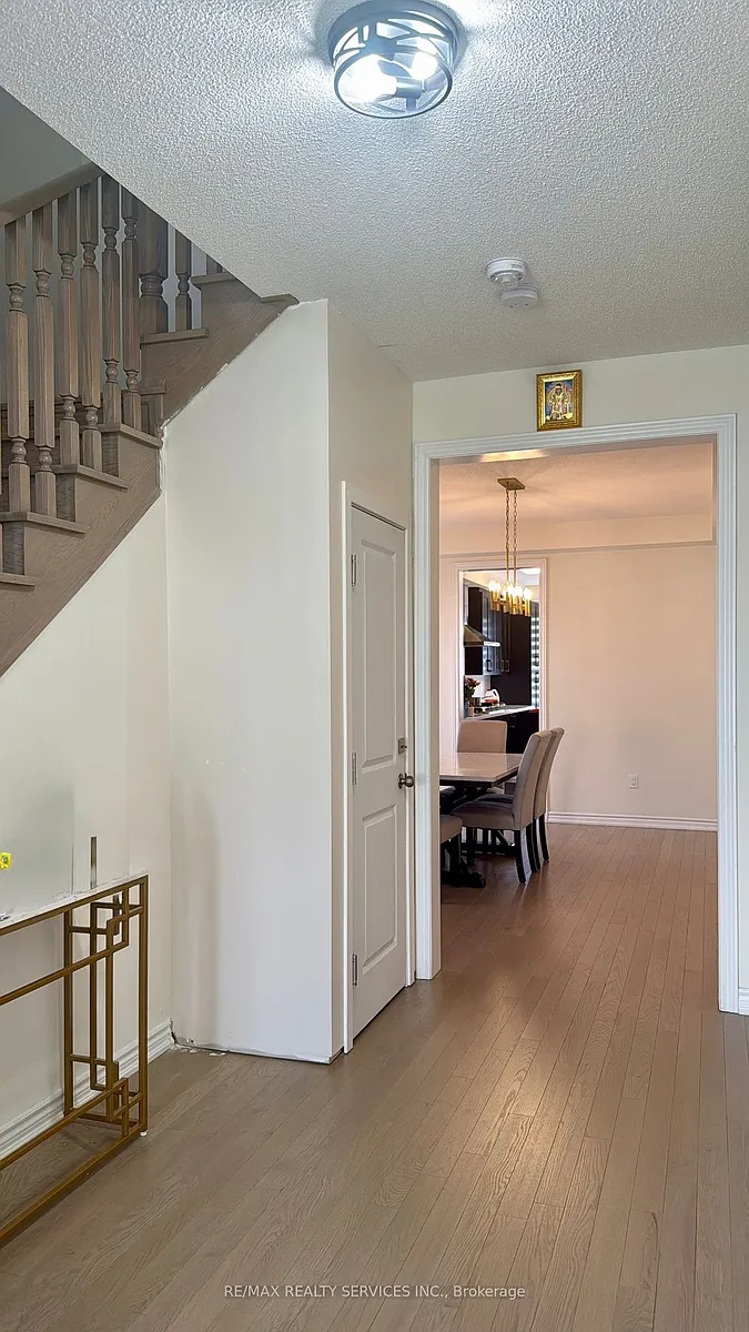 Building Photo - 37 Bavenden Cres