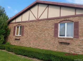 8060 Crestview Dr, Niagara Falls, NY 14304