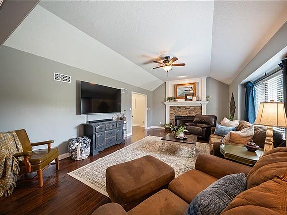 3rd image of 502 Sugarland Dr