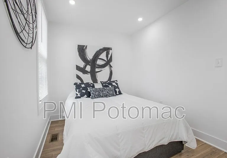702 19th St NE — Photo 16