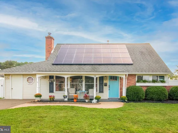 28 Trellis Rd, Levittown, PA 19056