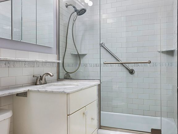 3rd image of 130 E 18th St APT 9U