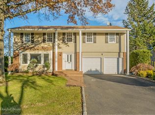 60 Carriage Rd, Roslyn, NY 11576