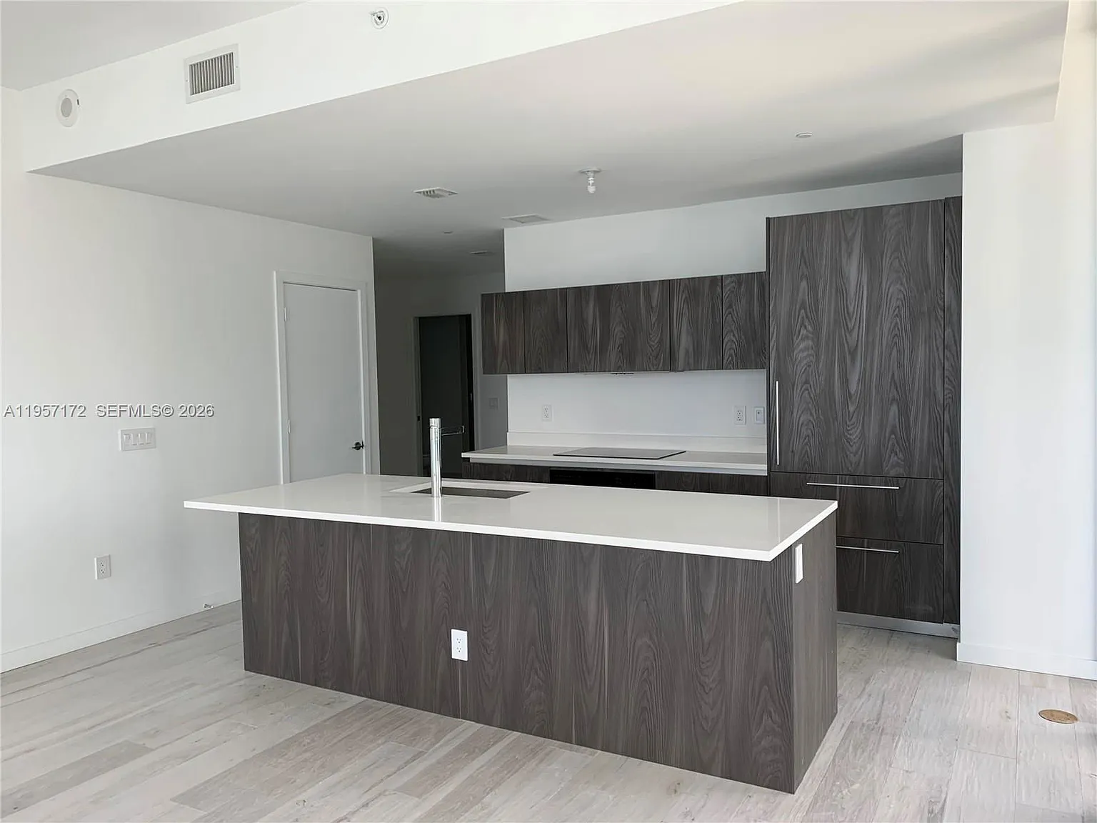 3 bed, 3.0 bath, 1963 sqft, $9,200 — Photo 4