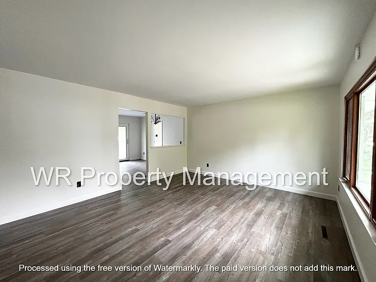 7076 Middlebury Dr — Photo 8