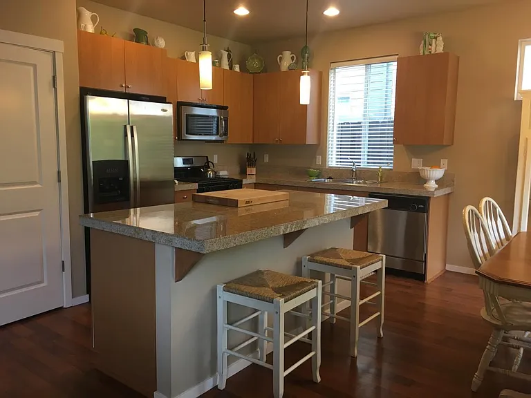 Spacious kitchen & pantry - refrigerator incl