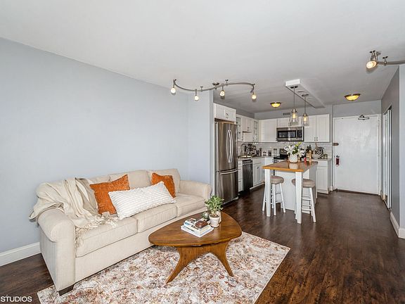 4th image of 1460 N Sandburg Ter APT 2809