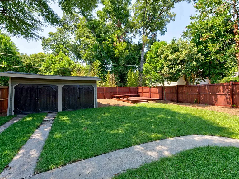 2405 Sumter St — Photo 34