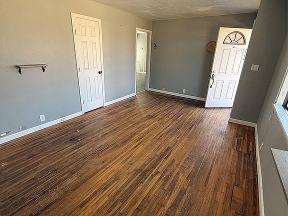 2nd image of 214 E Pine Pl
