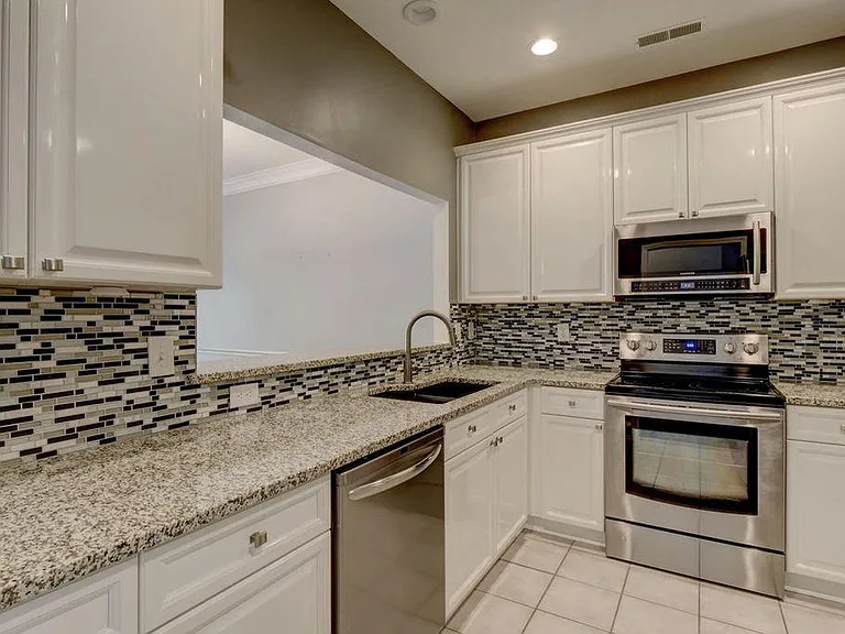1113 Greensview Cir — Photo 2