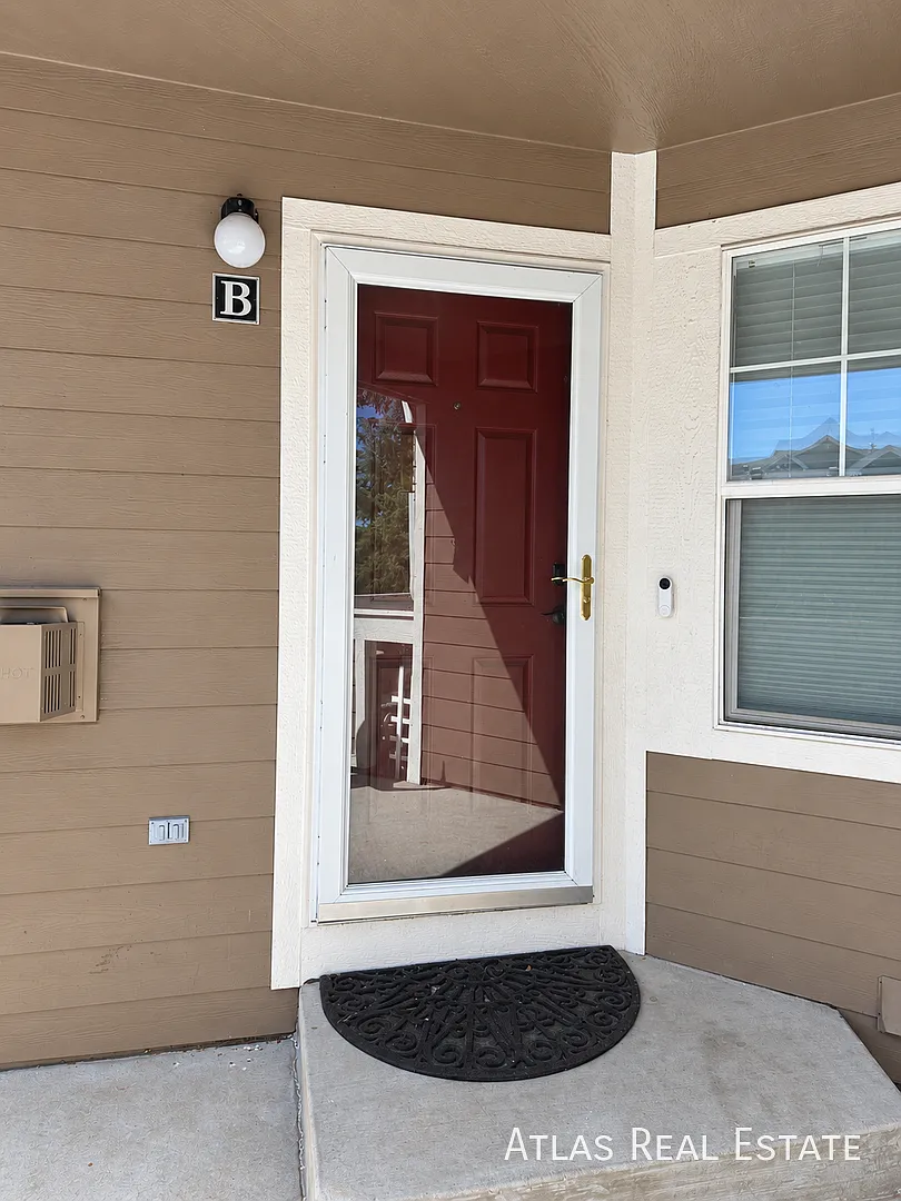 Spacious 3-Bedroom Townhome with Four Bathrooms, Finished Basement and Washer/Dryer Included! — Photo 2